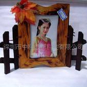 直接在木相框上彩繪圖案的UV設備_木相框彩繪機_木相框彩繪繪_木制品彩繪機_深圳市中科鑫幫科技 - 商國互聯(lián)網